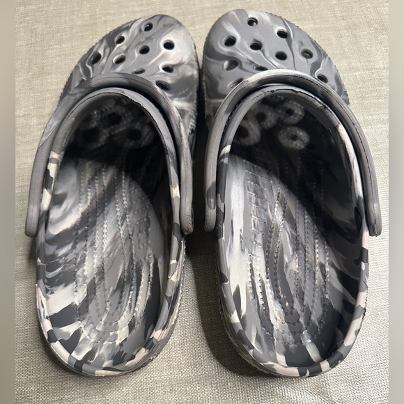Crocs Classic Camo Grey Marble Clogs Men’s 7 / Women’s 9 - Picture 7 of 8